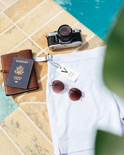 黑白胶卷相机，护照和白色短裤